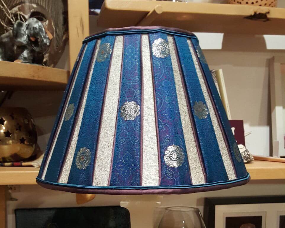 Abat-jour sur mesure - La Rochelle, plis plats, sari bleu