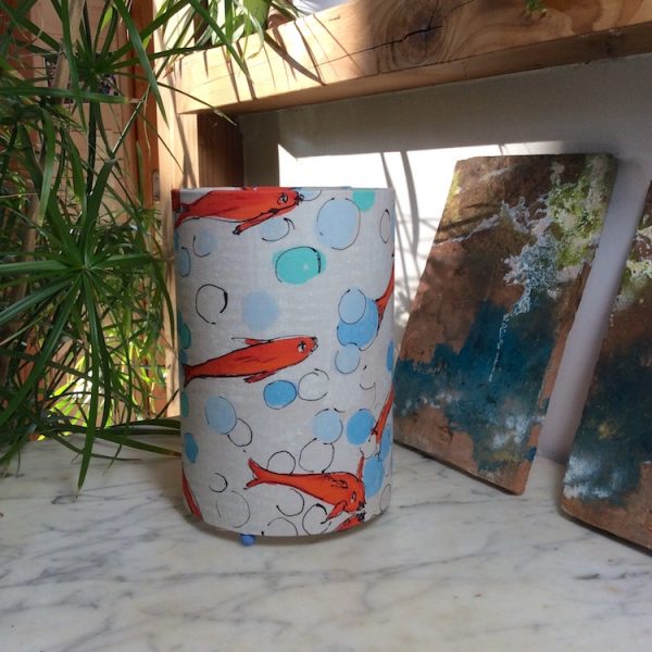 Lampe cylindrique tissu motif poissons rouges off